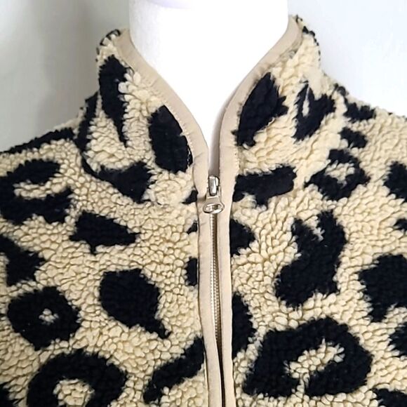 Leopard Sherpa Vest, Zips up the Front, 2 Pockets, Size Medium - Picture 11 of 12